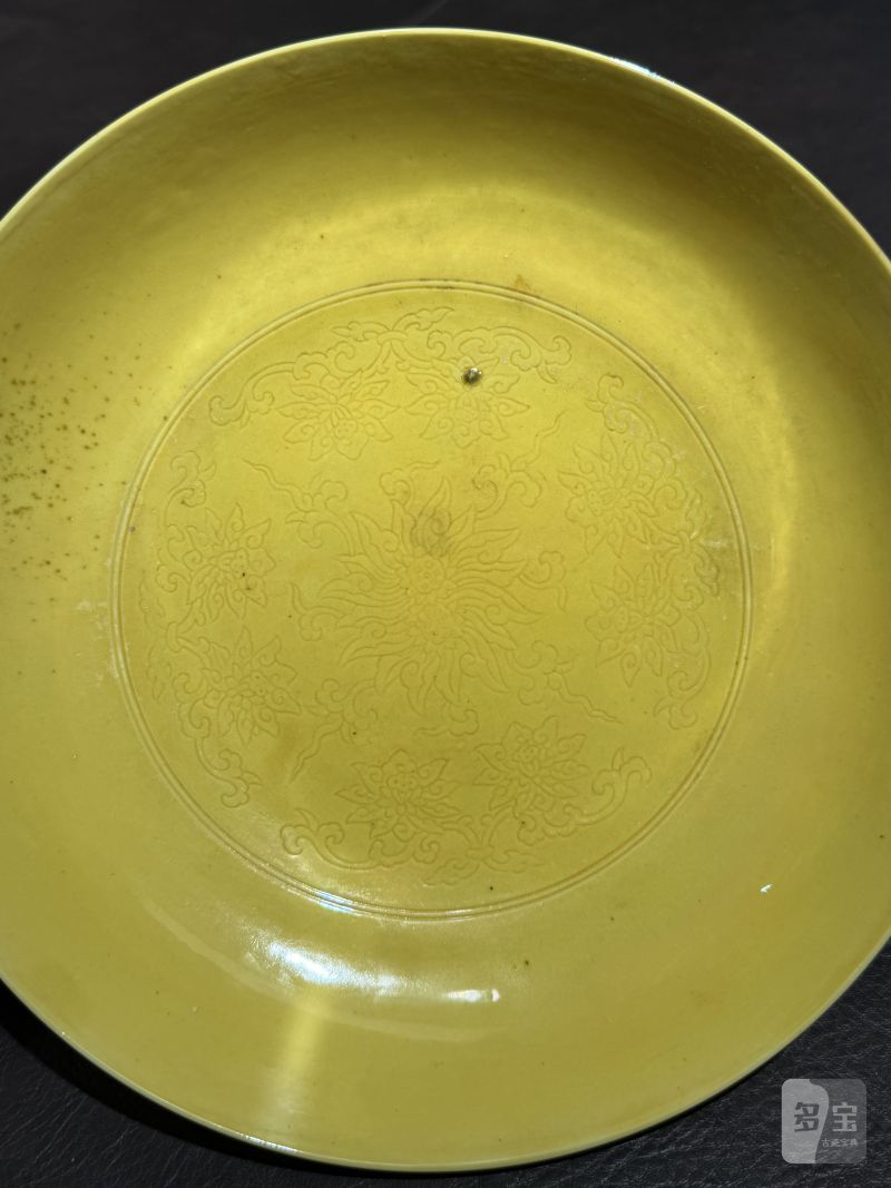 清雍正 黄地暗刻并蒂莲花纹盘一对 - 图20